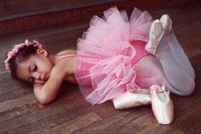 petite-fille-dans...utu-rose-13fde22.jpg