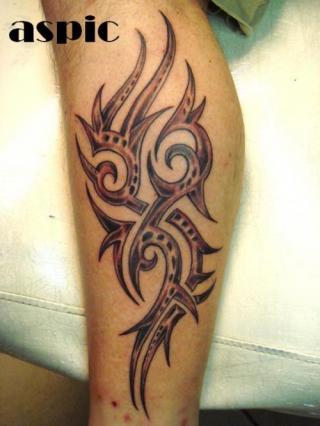 tatouage tribal sur l#39;paule et